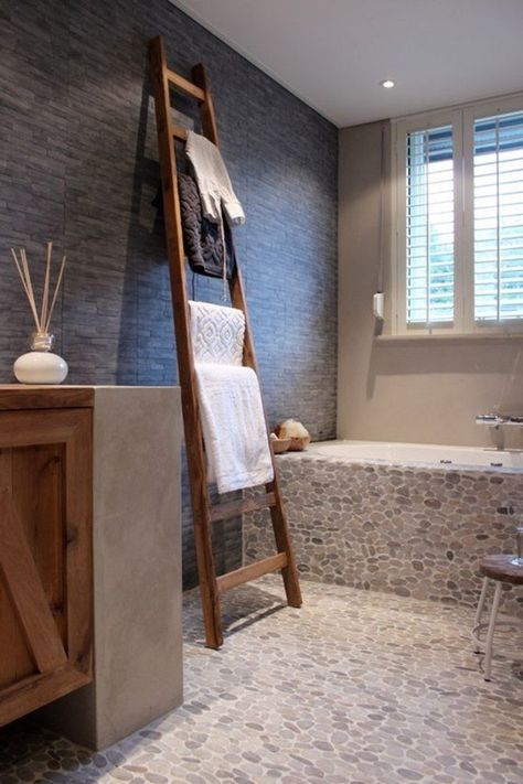 Utilisez des matériaux naturel pour une ambiance chaleureuse dans votre salle de bain